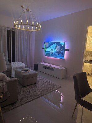 Smart TV, stereo, computer monitors - golf paradise at botanika fairways, minutes to the beach , clean modern setting (Bonita Springs)