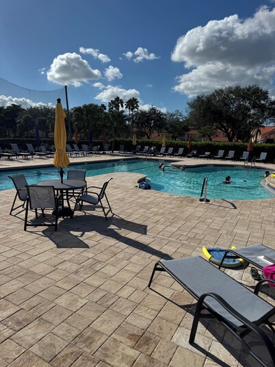 golf paradise at botanika fairways, minutes to the beach , clean  modern setting