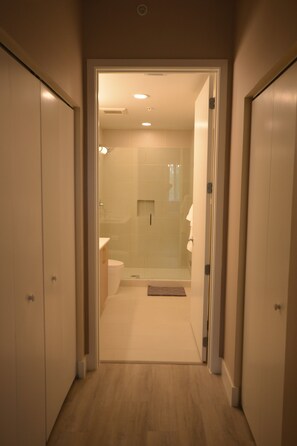 Shower, hair dryer, towels, soap - golf paradise at botanika fairways, minutes to the beach , clean  modern setting (Bonita Springs)