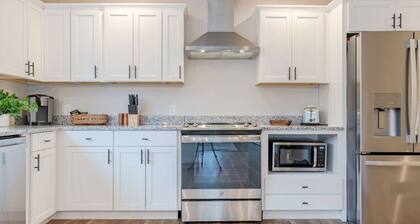 Countryside Oasis Charming 1BR Farmhouse Getaway