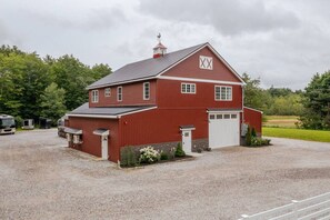 Exterior - Countryside Oasis Charming 1BR Farmhouse Getaway (Gorham)