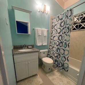 Toallas, jabón y papel higiénico