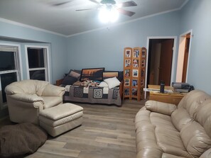 Living area - 5-bedroom house in Edwards with AC, WiFi,lakefront, beautiful view, private dock (Edwards)
