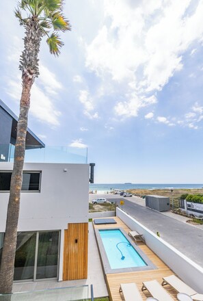 Outdoor pool - The Sea-View Lodge @ Ocean 9 (Cape Town)