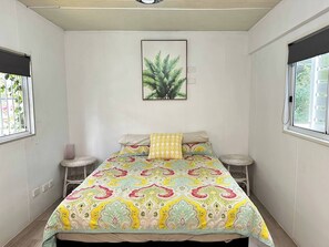 Tabla de planchar con plancha, wifi, ropa de cama