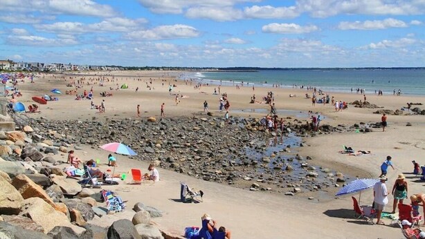 A beach with rocky areas and people sunbathing. - Cozy 2 BR house in gated community 1 mile from Wells/Ogunquit beaches/shops  (Wells)