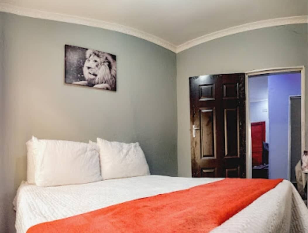 2 dormitoris, planxa i posts de planxar i roba de llit 