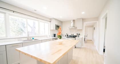 Elegant 5BR/2BA | Private Parking । Great Falls
