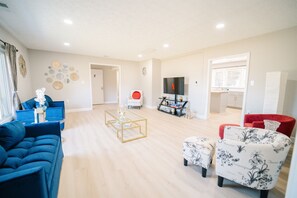 Smart-tv, bordsfotboll, böcker och kontor