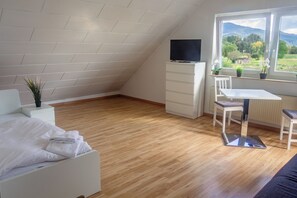 4 Schlafzimmer, Schreibtisch, Reisekinderbett, kostenloses WLAN