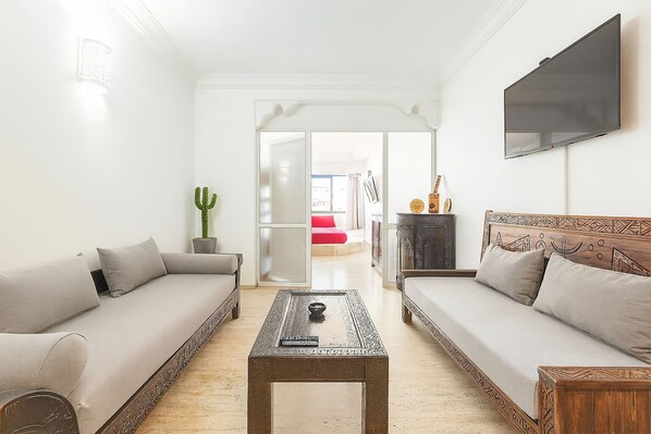 Premium appartement, 3 slaapkamers | Woonruimte | Een 55-cm smart-tv met satellietzenders, Netflix en streamingdiensten