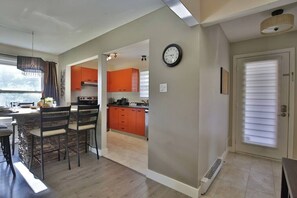 Fridge, microwave, oven, stovetop - Condo club azur Magog for your family legal (Magog)