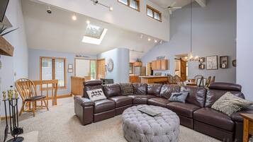 TV connectée, cheminée, baby-foot, livres