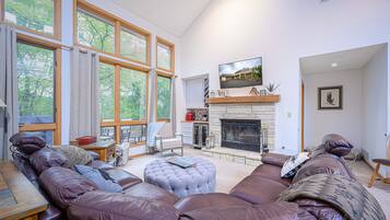 TV connectée, cheminée, baby-foot, livres