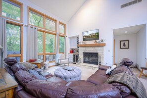 TV connectée, cheminée, baby-foot, livres