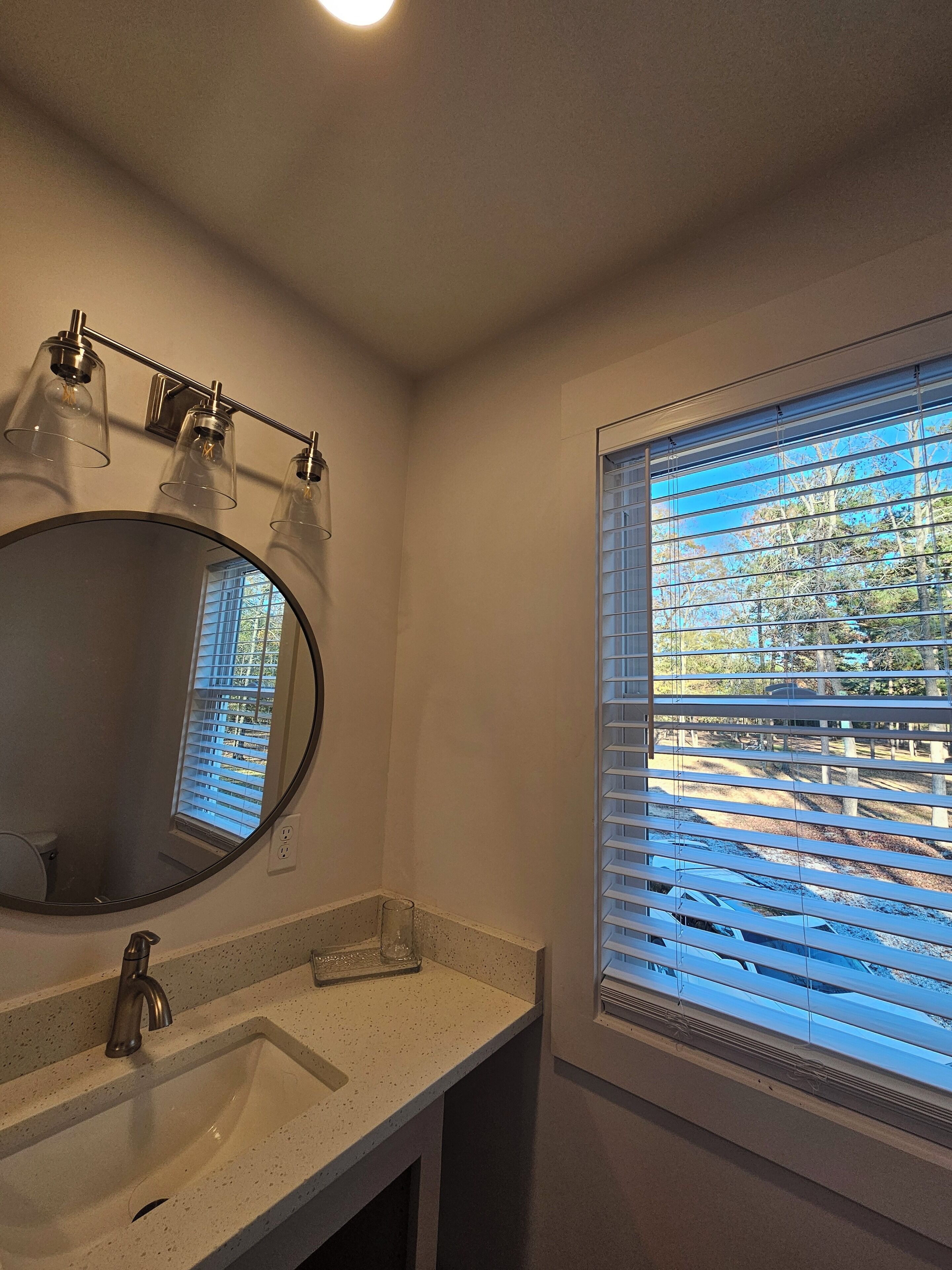 Een douche, handdoeken, zeep, toiletpapier