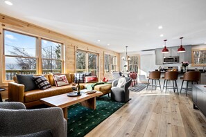 Fernseher, Kamin, Tischfußball, Bücher