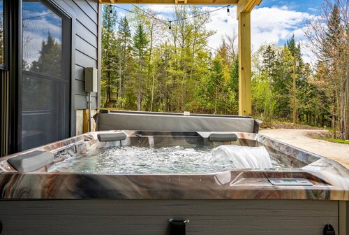 Family Friendly! HotTub! Game Room! Dogs OK! A/C!