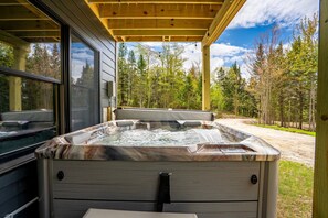 Outdoor spa tub - Family Friendly! HotTub! Game Room! Dogs OK! A/C! (Bethel)