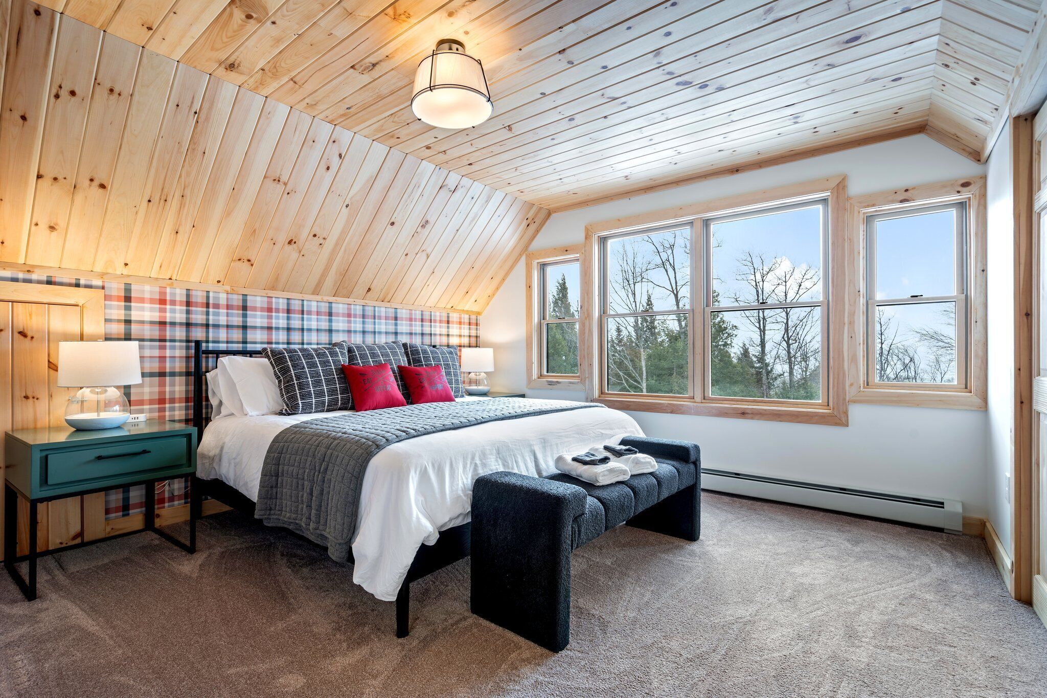 4 chambres, bureau, fer et planche à repasser, lit parapluie