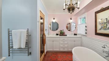 Secador de pelo, toallas, jabón y champú