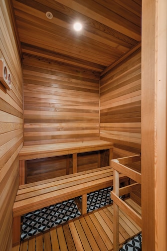 Luxurious Downtown Digs