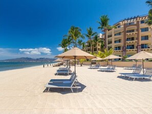 På stranden, solsenger og strandhåndklær