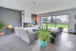 Fernseher, DVD-Player, Bücher, Stereoanlage