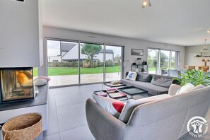 Fernseher, DVD-Player, Bücher, Stereoanlage