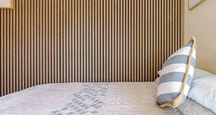 Funky Corner 1 Brm House by Taigum -A/C+Wifi+Deck