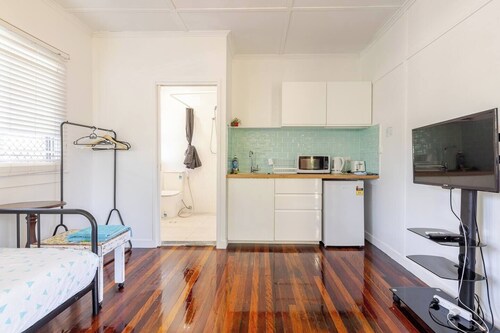 Funky Corner 1 Brm House  by Taigum -A/C+Wifi+Deck