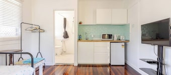 Funky Corner 1 Brm House by Taigum -A/C+Wifi+Deck