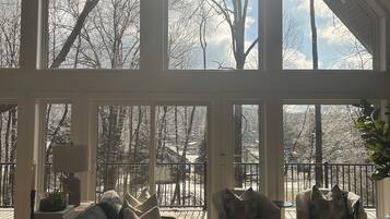 TV connectée, cheminée, table de tennis de table