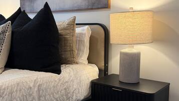 4 chambres, bureau, fer et planche à repasser, lit parapluie