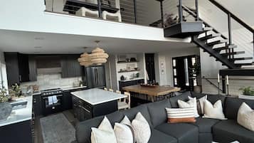 TV connectée, cheminée, table de tennis de table