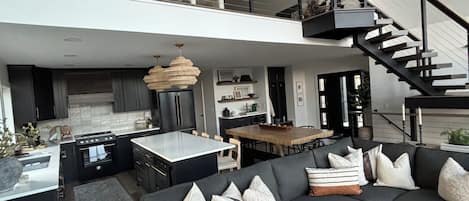 Smart TV, chimenea y tenis de mesa