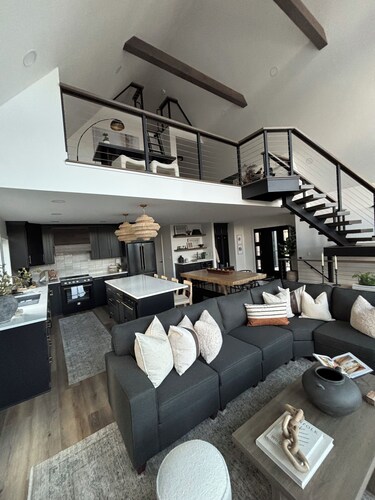 NEW Modern luxury 4-bedroom Aframe with WiFi and HOT TUB in Howard