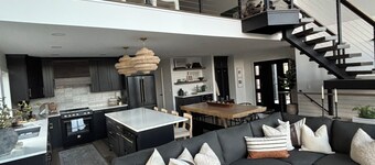 NEW Modern luxury 4-bedroom Aframe with WiFi and HOT TUB in Howard