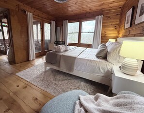 2 habitaciones, escritorio y tabla de planchar con plancha 