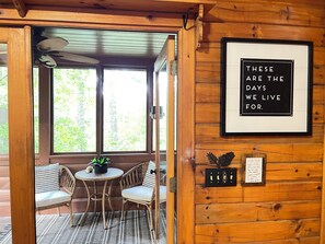 Dining - Woodland Hideaway -  Wineries, Shops, Restaurants nearby (Ellijay)