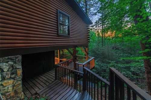 Romantic Cabin + Hot Tub + Firepit
