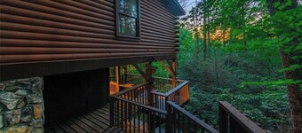 Romantic Cabin + Hot Tub + Firepit