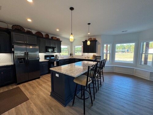 Sleeps 6+. Amazing Fly-in or Drive-in Hangar Home minutes from Pinehurst!