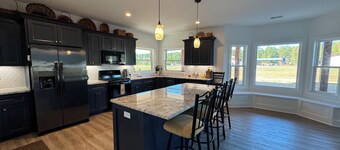 Sleeps 6+. Amazing Fly-in or Drive-in Hangar Home minutes from Pinehurst!