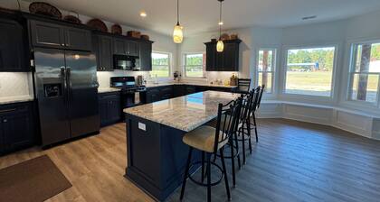 Sleeps 6+. Amazing Fly-in or Drive-in Hangar Home minutes from Pinehurst!
