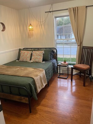 3 bedrooms, desk, iron/ironing board, free WiFi