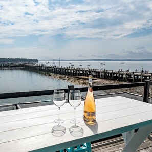 Outdoor dining - Captain Dan's Sunset Suite (St. Andrews)