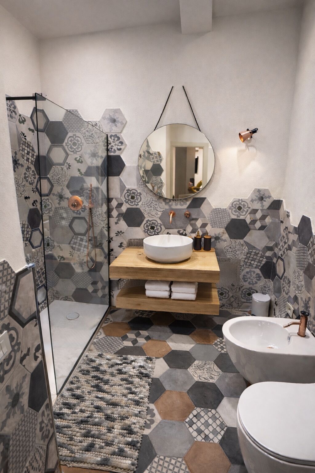 Douche, sèche-cheveux, bidet, serviettes fournies