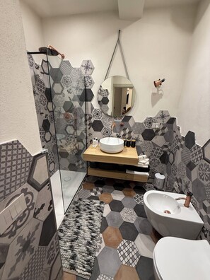 Dusj, hårføner, bidé og håndklær