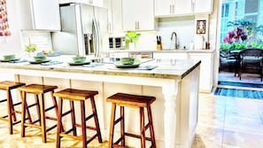 Réfrigérateur, four à micro-ondes, un four, surface de cuisson